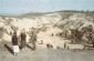 Mujeres locales preguntando a los soldados alemanes qué estaba sucediendo.  En el fondo, la barranca Babyn Yar la cual fue profundizada por los prisioneros de guerra soviéticos antes de la ejecución.