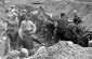 Judíos cavando la fosa en Paneriai. © Yad Vashem Photo Archives