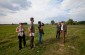 El equipo de investigación con el testigo en el campo. ©Rita Villanueva/Yahad-In Unum