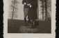 1941. Naftali Saleschütz posa con su novia, Rozia Susskind, en el tocón de un árbol en el gueto de Kolbuszowa. ©Crédito de la foto: Museo Estadounidense Conmemorativo del Holocausto, cortesía de Norman Salsitz