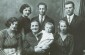 Familia de Lyubar hacia 1936-1937: Bronia Shindelman Brener, Boris Brener, Srulig Shindelman, Ruchel/Raisa Shindelman Averum, Malka Lea Karger Shindelman, Yosel Shindelman y Frieda Kaper Shindelman. ©Ellen Kowitt