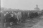 Una vista del "mercado en la mañana. Mujeres campesinas de los pueblos de los alrededores se colocan en filas sobre sus mercancías" (subtítulo en inglés): (derecha) una iglesia. 1920s-1930s © De los archivos del Instituto YIVO para la Investigación Judía