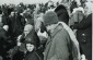 Hombres, mujeres y niños en el punto de reunión en Lubny. © Tomado de Yad Vashem Photoarchives