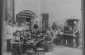 Retratos al aire libre de trabajadores en un taller de fabricación de calzado subsidiado por la Sociedad de la ciudad para ayudar a judíos pobres y enfermos, 1929 © De los archivos del Instituto YIVO para judíos