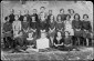 Retrato del grupo de niños y profesores en una escuela hebrea en Grzymalow. Lea Somerstein se muestra en la parte inferior derecha. Tomado en 1924. © United States Holocaust Memorial Museum, cortesía de Sheila Levitan